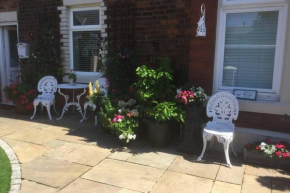 Leafy Lytham central Lovely ground floor 1 bedroom apartment with private garden In Lytham dog friendly